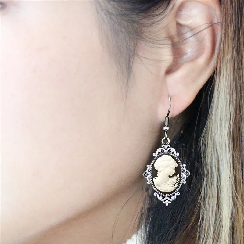 Vintage Look Lady Queen Cameo  - Vintage Fashion Looks recension och pris