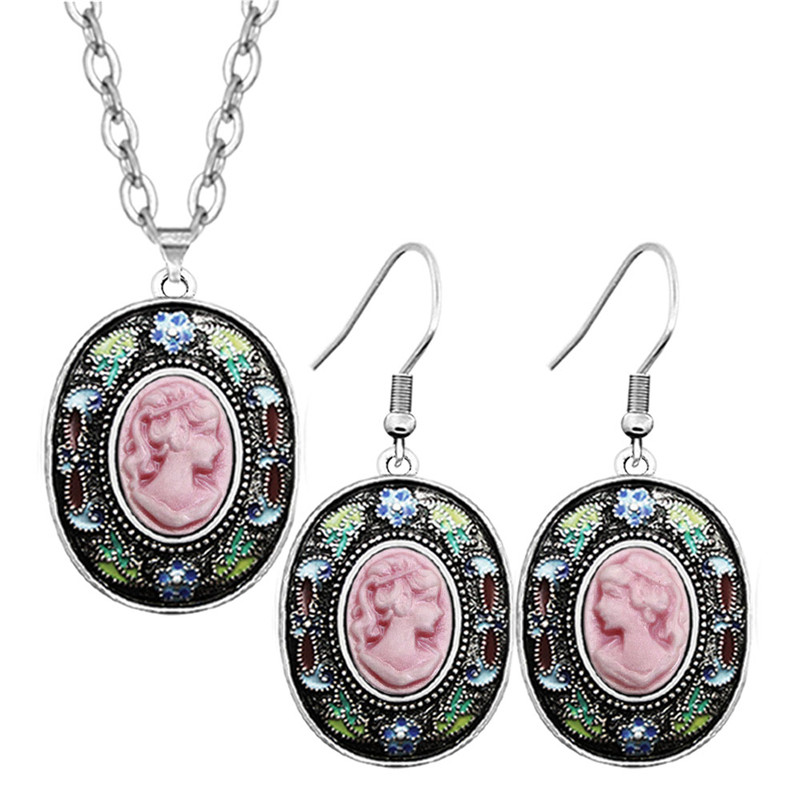 Vintage Look Lady Queen Cameo  - Vintage Fashion Looks recension och pris