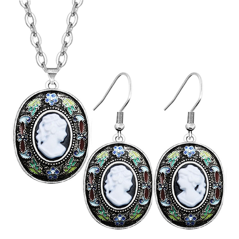 Vintage Look Lady Queen Cameo  - Vintage Fashion Looks recension och pris